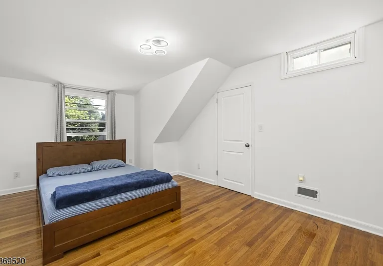 400 Hobart Ave — Photo 17
