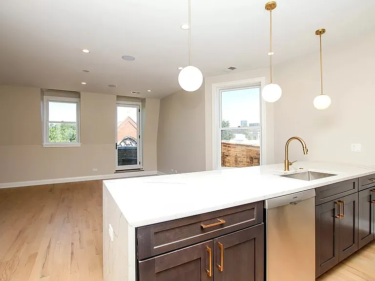 1225 W Addison St #3 — Photo 5