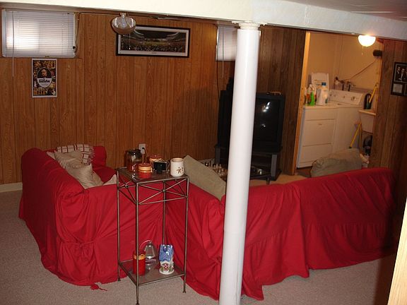 Finished Basement w/ laundry