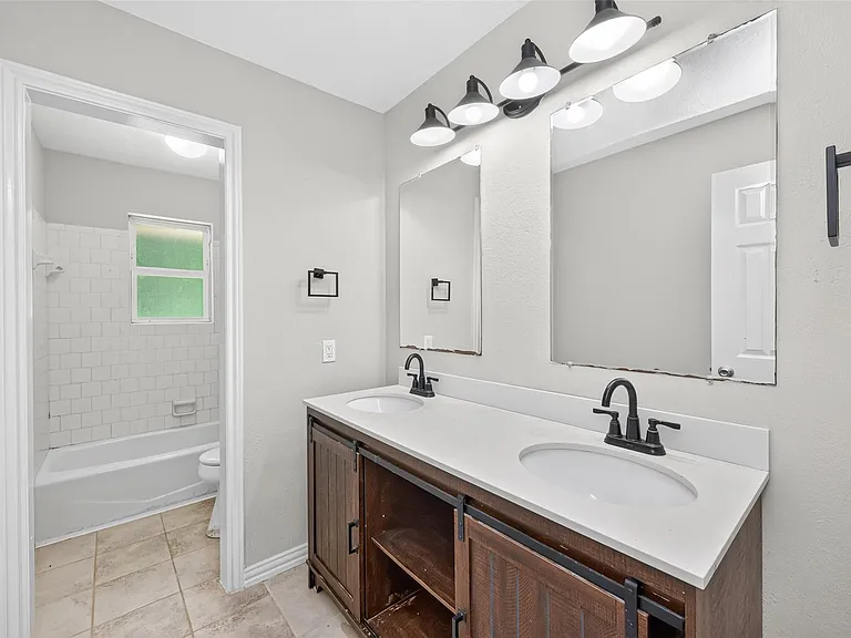 18747 Woodridge Dr — Photo 21
