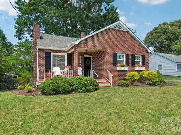 1135 13th Ave NE, Hickory, NC 28601