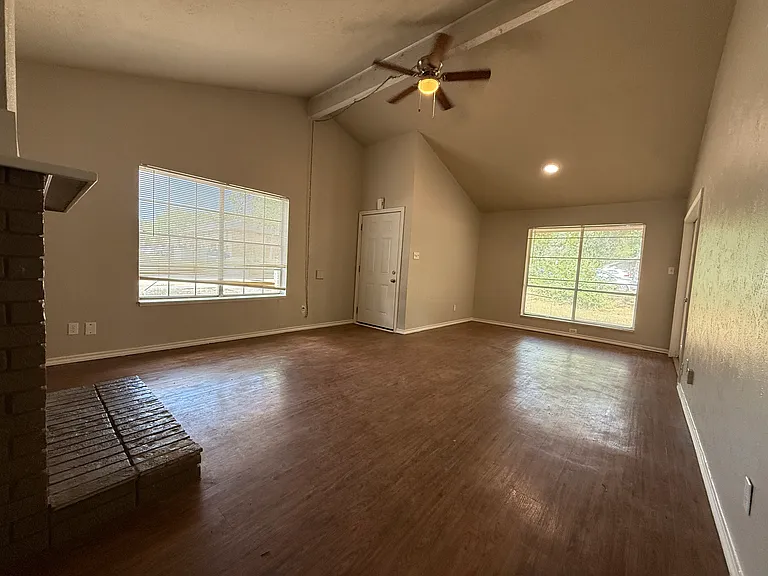 734 Londonderry Ln — Photo 4