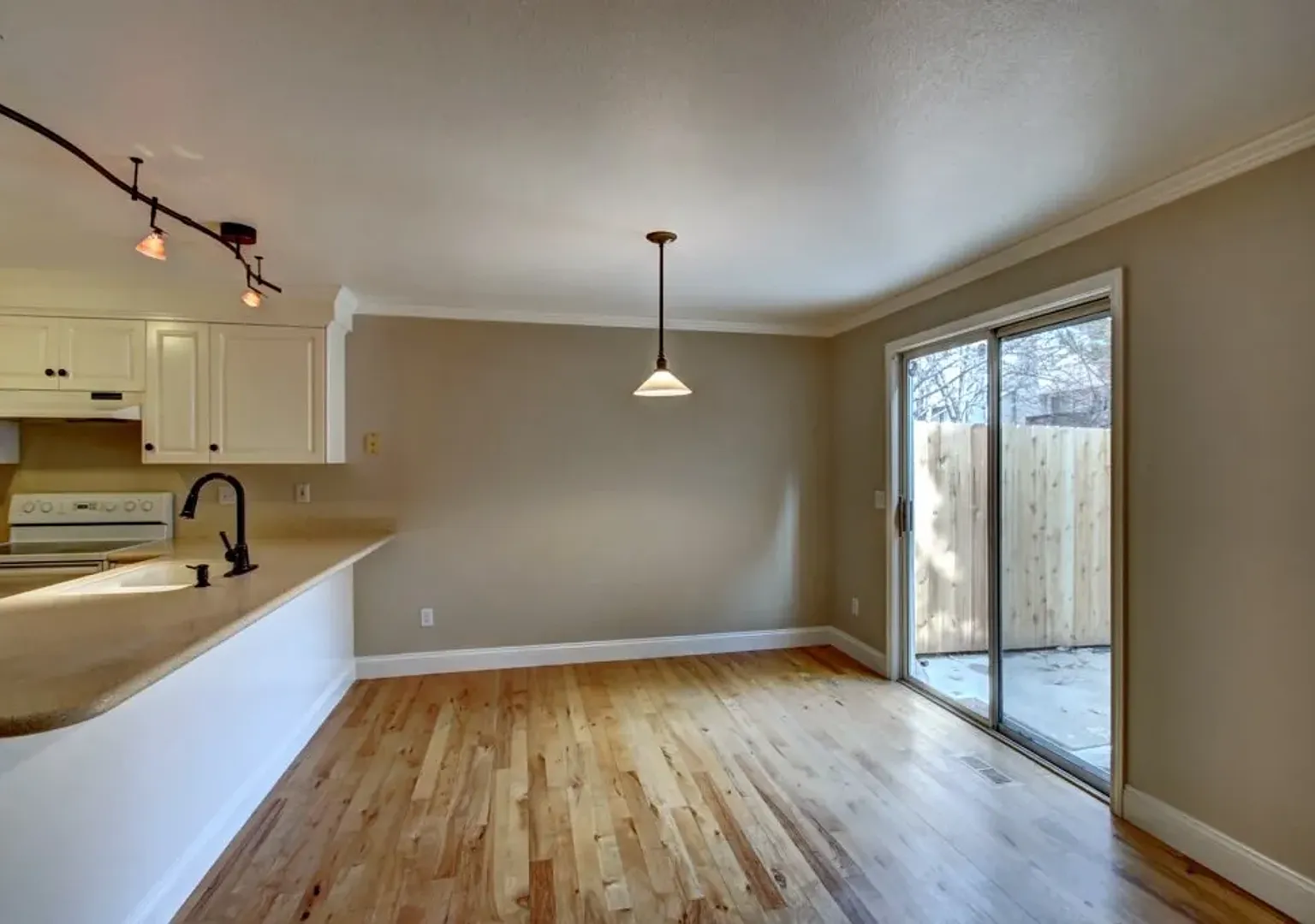 Spacious 3 bed Townhome with Fenced Yard, Garage, & Community Pool in Prime Boise Location! — Photo 3