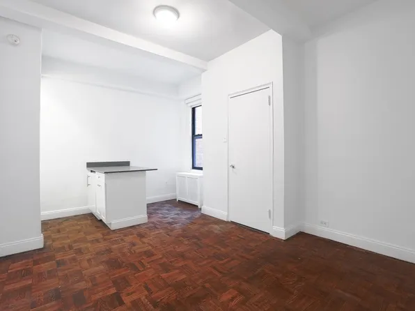 160 West 71st Street image 2 of 10