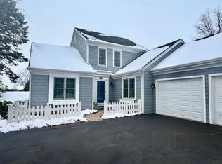 388 Narragansett Ct, Crystal Lake, IL 60012