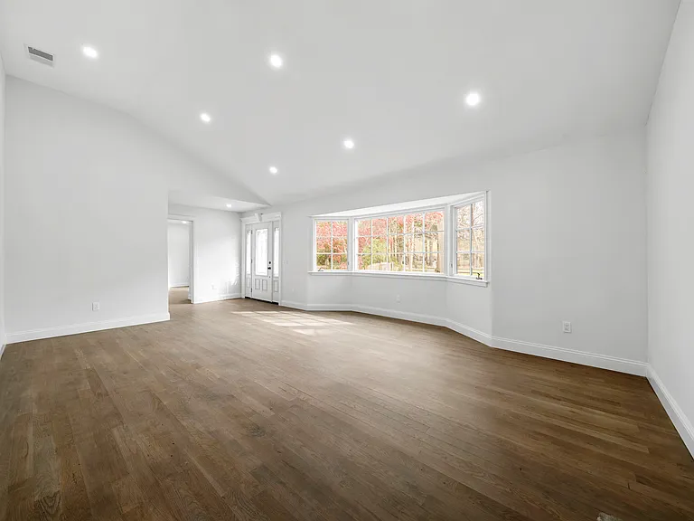 257 Southlawn Ave — Photo 7