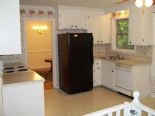 4th image of 1025 Elaine Ave