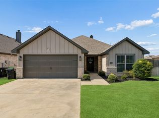 108 Maverick Ln, Pilot Point, TX 76258
