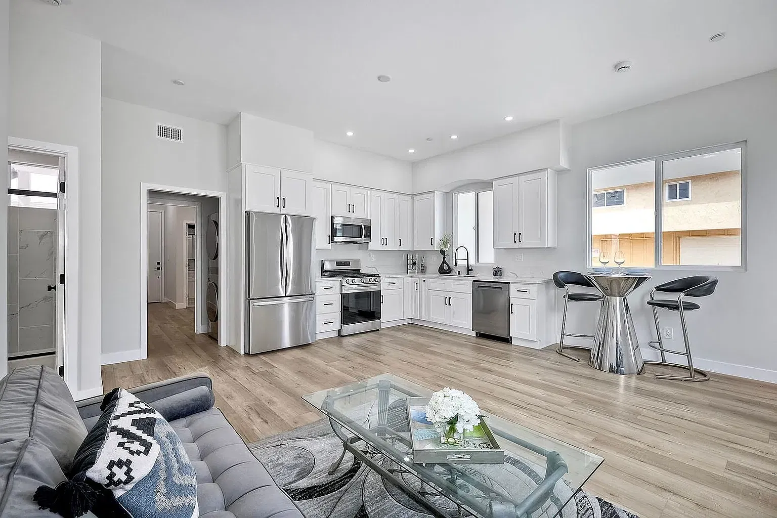 3 bed, 1050 sqft, $3,850 — Photo 4
