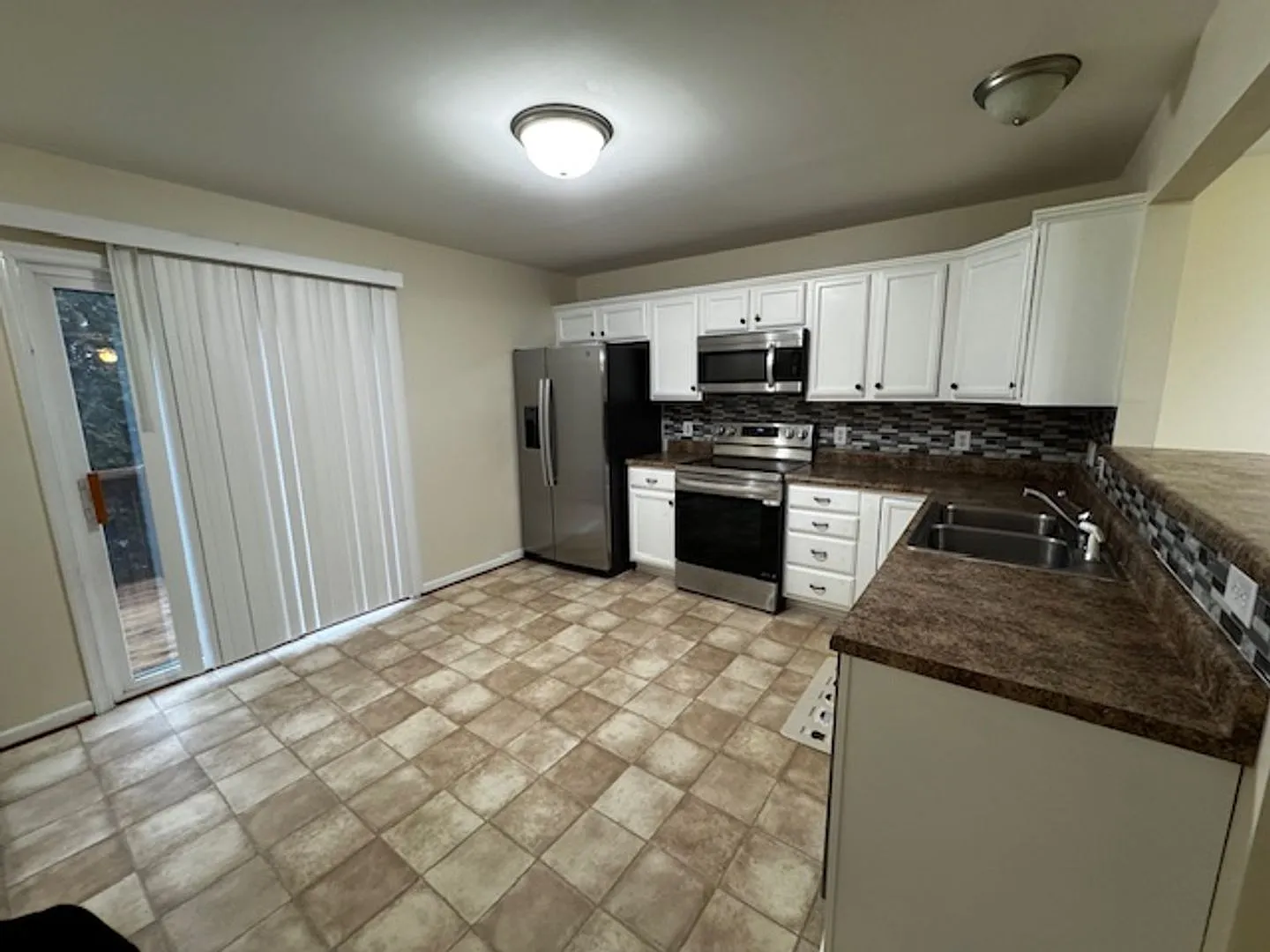 End Unit Townhome with Unfinished Basement — Photo 4