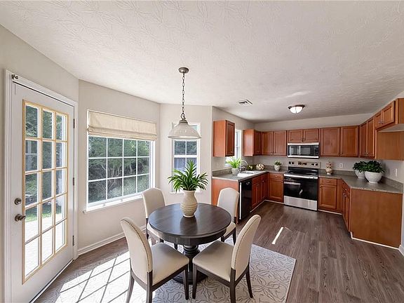 3rd image of 2287 Silver Maple Cir