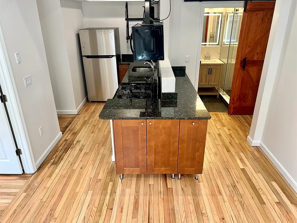 2 bed, 1.0 bath, 874 sqft, $1,850 — Photo 3