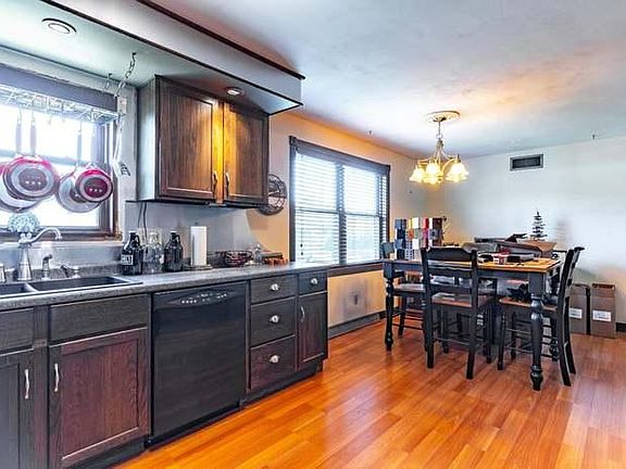 5th image of 4807 Willow Brook Dr
