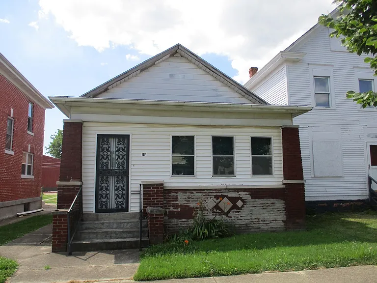 1214 Summit St — Photo 1