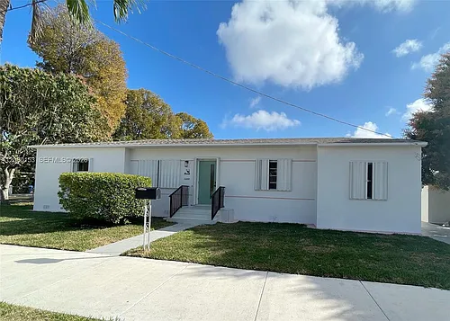 3200 SW 2nd St Photo 1