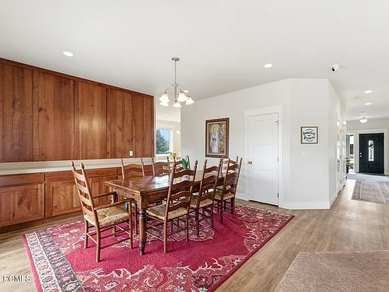 415 E Earl St — Photo 22