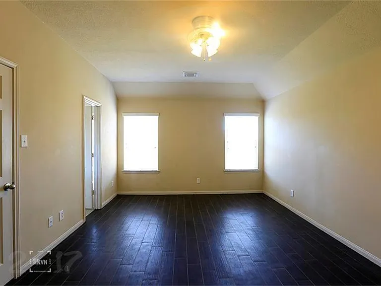 8014 Thorncroft Manor Ln — Photo 10