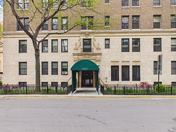 3rd image of 6101 N Sheridan Rd APT 1A