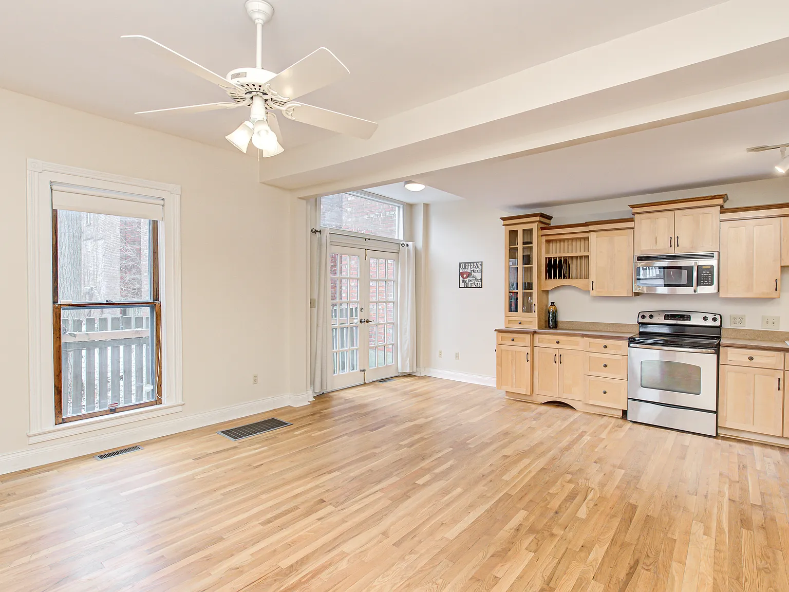 3 bed, 2.5 bath, 2328 sqft, $2,975 — Photo 4