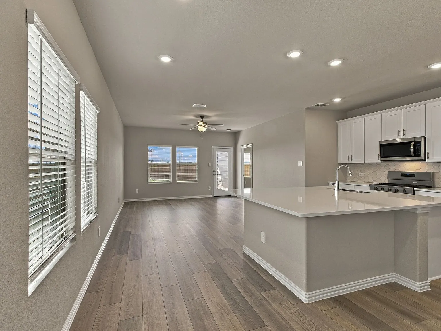 3 bed, 1318 sqft, $2,100 — Photo 4
