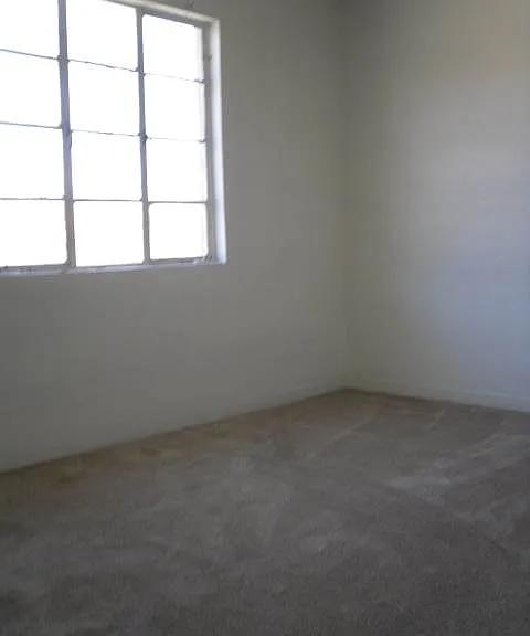 729 W University Dr — Photo 2