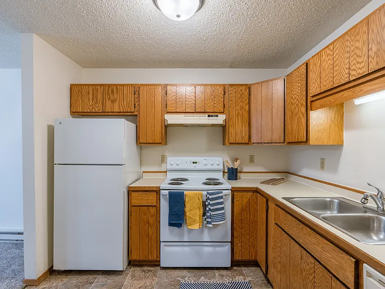 Fargo, ND Crescent Park Apartments | Kitchen