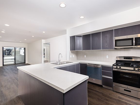 4th image of 807 N Hudson Ave Penthouse 1