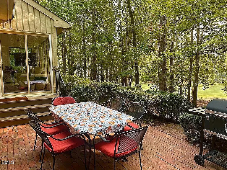 1907 Wedgewood Dr — Photo 2