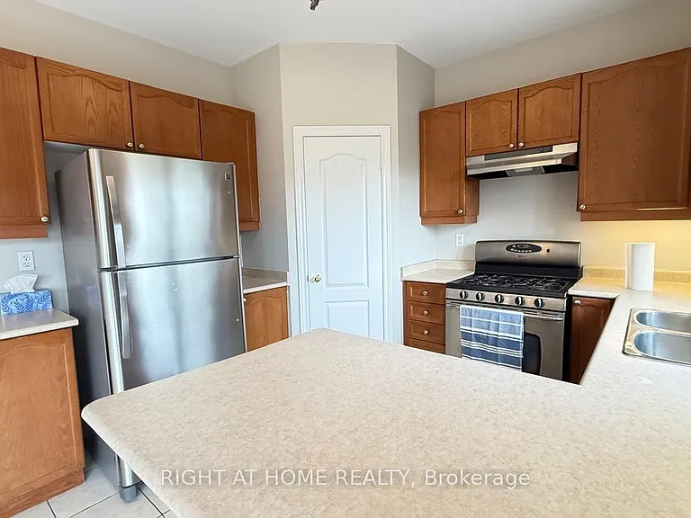 28 Laurentide Cres — Photo 11