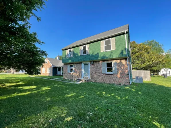 1204 Country Club Dr, Tullahoma, TN 37388