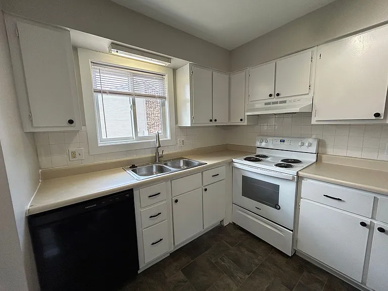 Fairview Court Apartments — Photo 32