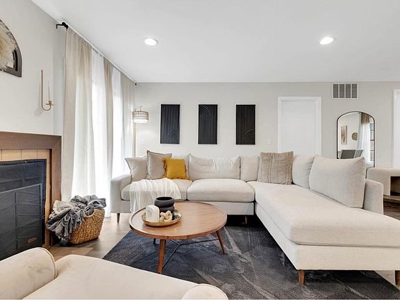 3rd image of 379 Sandhurst Cir