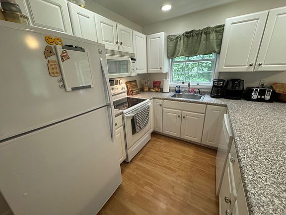 5th image of 10 Akron Ave #Na