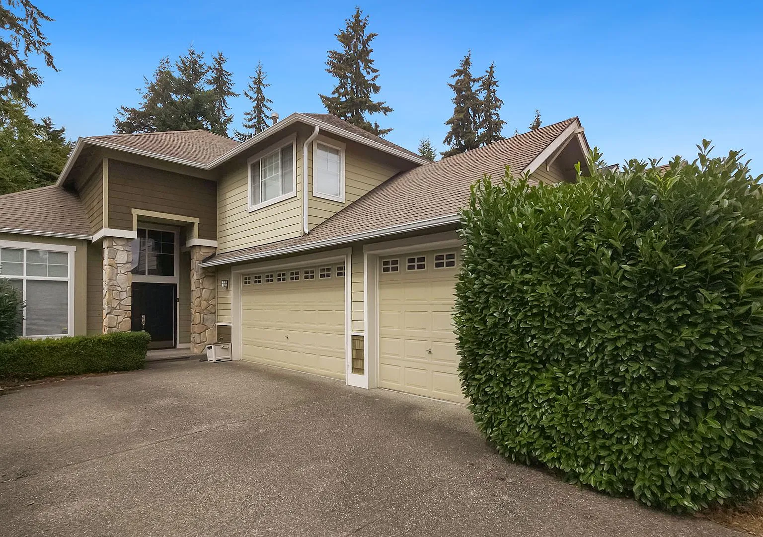 Beautifully Designed Home with Open Layout and Island Kitchen — Photo 2
