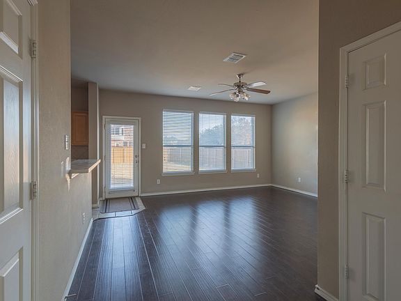 4th image of 3102 Red Oak Dr