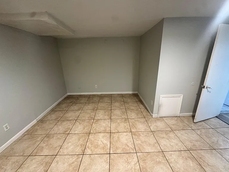 305 W 18th St #BASEMENT — Photo 5