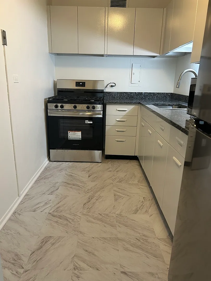 2 bed, 1000 sqft, $2,400 — Photo 3