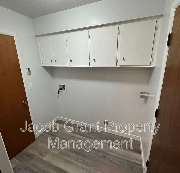 2208 Saint Clair Rd — Photo 9