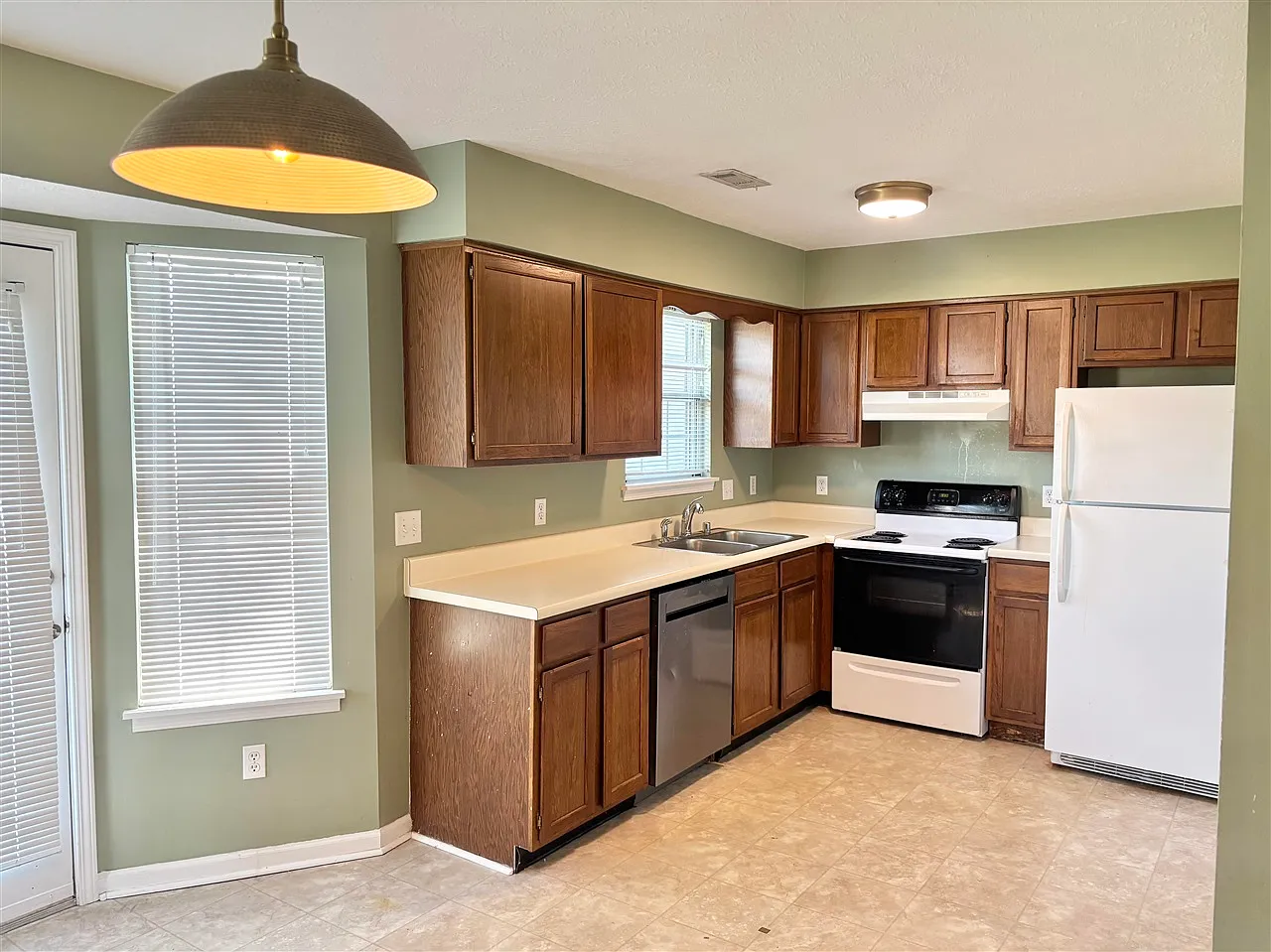 3 bed, 1000 sqft, $1,200 — Photo 4