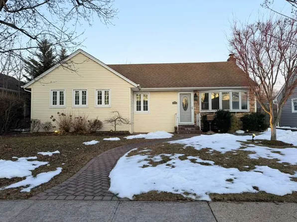 713 Durham Rd, East Meadow, NY 11554