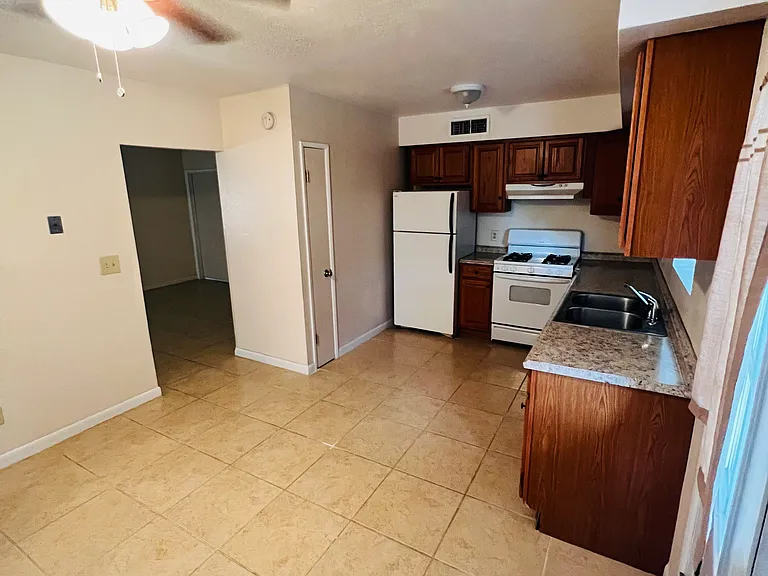 513 W Henry St — Photo 6