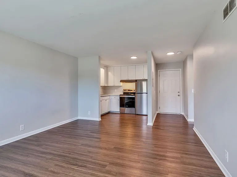Executive House Apartments — Photo 44