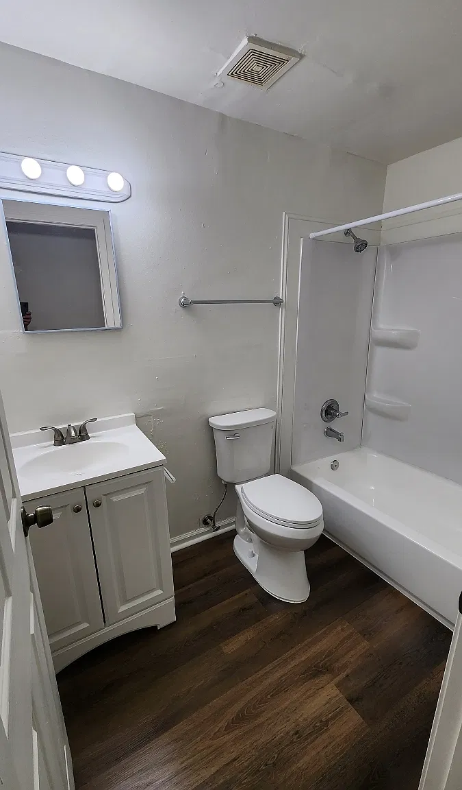 1320 Academy Avenue - B — Photo 1