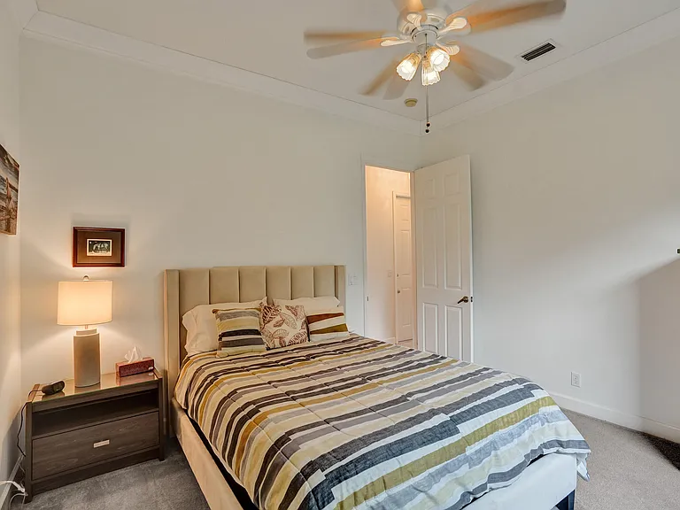 15910 Lindbergh Ln — Photo 33