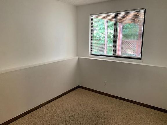 Lower bedroom with daylight window