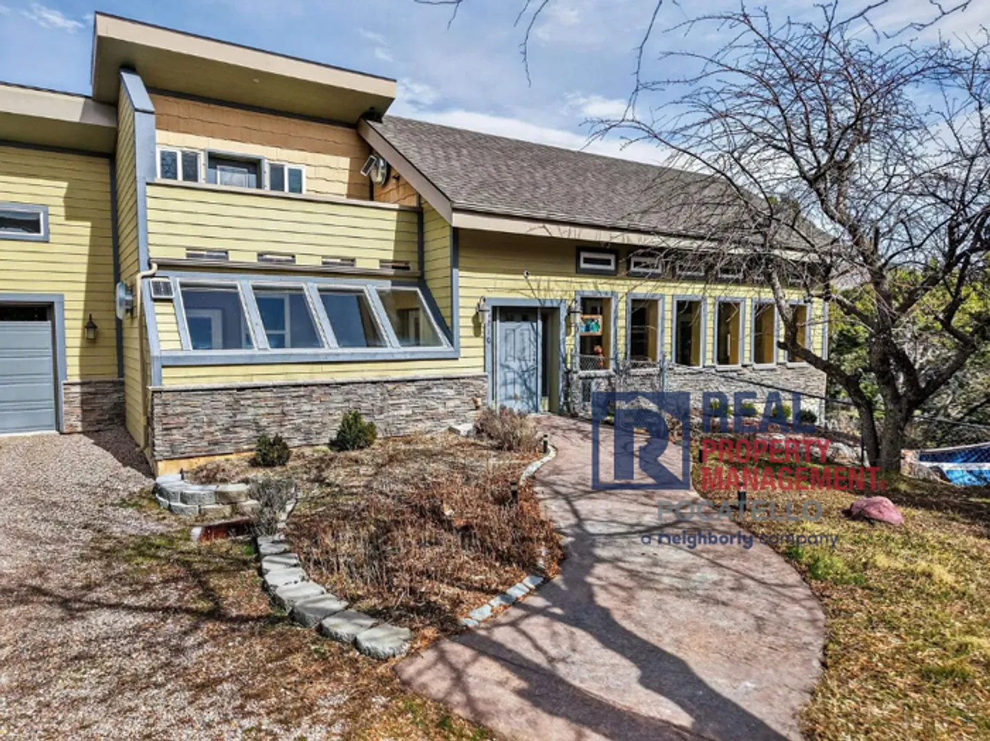 5 bedroom 2.5 bath home - 2 car garage - Small dogs allowed — Photo 2