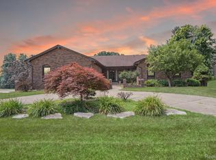 311 Fordcroft Dr, Rochester Hills, MI 48309