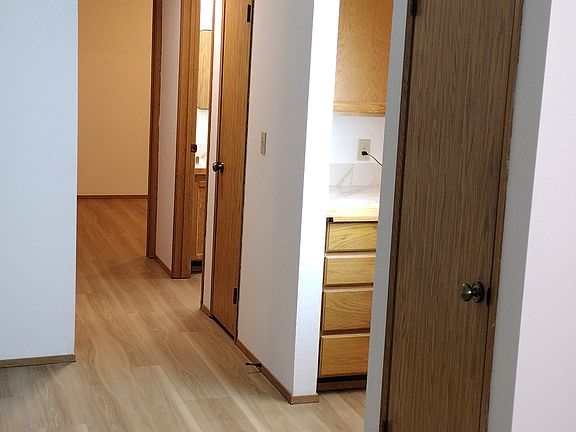 3rd image of 423 Healy Ave S #2