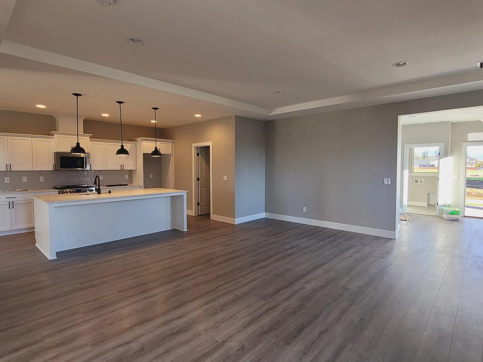 3 bed, 1700 sqft, $3,290 — Photo 3