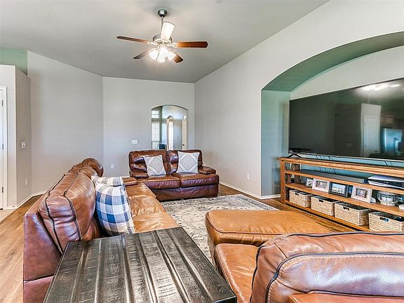 5th image of 913 Bear Mountain Dr